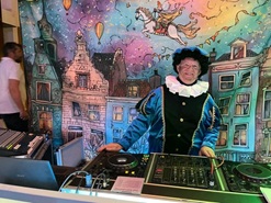 DJ pieten huren professioneel geluid en achtergrond © www.sintentertainment.nl
