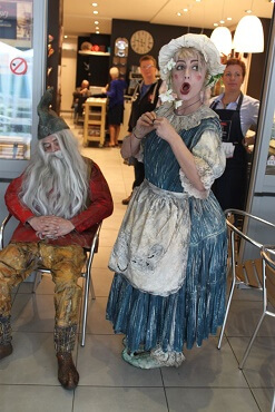 Met een kar vol accessoires Vadertje Tijd en Moedertje Gwendolien Kerst act © www.funenpartymatch.nl