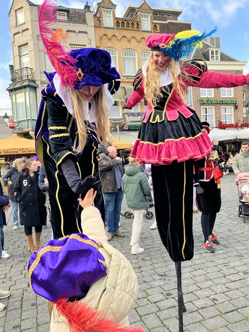 Pieten op Stelten handje schudden Pieten op Stelten handje schudden © www.sintentertainment.nl