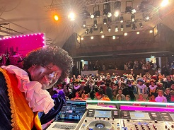 Sinterklaas Kinderdisco met Disco Piet huurt u bij © www.sintentertainment.nl