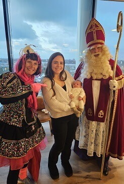 Sinterklaas met baby © www.sintentertainment.nl