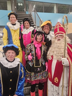 Sinterklaas team en DJ Piet DJ Piet met Sinterklaas team © www.sintentertainment.nl