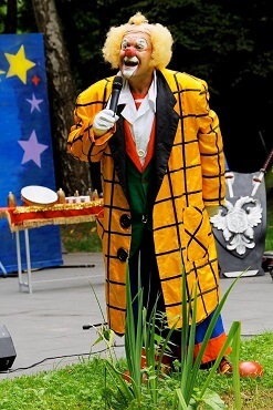 Muzikale Clown in Openluchttheater © www.sintentertainment.nl